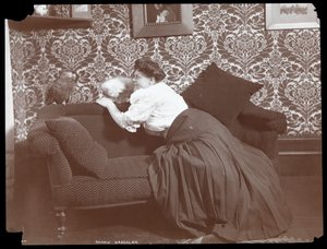 Marie Dressler zu Hause mit Hund und Papagei, 1905